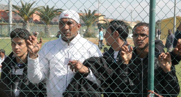 Caro Operai Contro, segnalo questo articolo del Fatto Quotidiano. Saluti da un lettore. La logica del profitto dietro la ‘cura’ dei migranti (come per i tossici negli anni ’80) Un dèjà vu si presenta, in dimensioni più grandi, ai miei occhi quando mi soffermo a pensare alla questione migranti e alla fiorente attività economica che ci sta dietro. Analoga gestione di sofferenze e smarrimenti avvenne, tra la fine degli anni ’80 e la prima metà degli anni ’90 con le comunità terapeutiche e il flusso di tossicodipendenti. Anche allora, in spregio a un concetto basico di accoglienza, le comunità diventarono […]