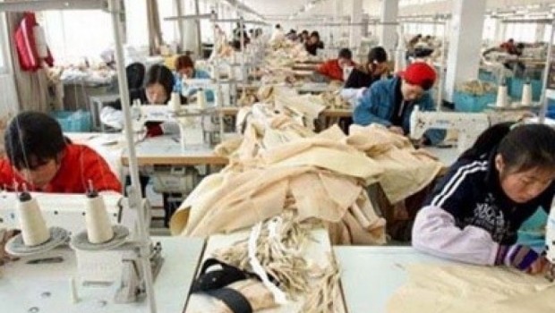 Caro Operai Contro Prato, è una delle tante città con il record non solo del lavoro nero, ma delle fabbriche in nero, dove operaie e operai, vivono e dormono in clausura, vicino al posto di lavoro, senza uscire mai, nessun contatto col mondo esterno. Opifici, minifabbriche, di cui le autorità ne sono al corrente, anche se formalmente nascoste, camuffate in anonimi fabbricati dalla parvenza di normalità. Che i padroni e gli operai siano cinesi o di qualsiasi nazione di origine, non ha nessuna importanza, qui conta un sistema sociale basata sulla schiavitù del lavoro salariato, la concorrenza fa il […]