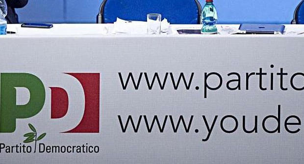 Redazione di Operai Contro, hai ragione a presentare il Pd come il partito dei padroni più reazionari. Questa mattina, una delegazione di precari avremmo dovuto incontrare gli esperti del ministero del Lavoro, ma nella notte l’incontro è saltato. Il ministro del Lavoro è Enrico Giovannini Un “tecnico” che ha collaborato con i governi Berlusconi, Monti e ora con Letta. Un tecnico pronto a vendersi a chi lo paga meglio Un tecnico sempre pronto contro gli operai Abbiamo occupato la sede del Pd di Roma e abbiamo fatto bene. Dopo la mediazione della Prefettura, una delegazione dei disoccupati napoletani sarà ricevuta entro […]