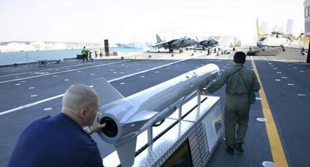 Adnkronos I venti di guerra si avvicinano all’Italia. Secondo quanto riferisce Mf-Dow Jones, la poderosa avanzata dello Stato Islamico in Libia ha portato la situazione ad un livello di pericolosità insostenibile, spingendo il governo presieduto da Matteo Renzi a lasciarsi le mani libere in previsione di un eventuale intervento armato. Dopo la notizia dell’accelerazione dei piani di attacco degli Usa in Libia, la nota che arriva da Palazzo Chigi conferma quello che ormai trapelava da vari segnali, svelando la sostanza del patto militare tra il nostro paese e gli Stati Uniti: “ogni azione degli americani è concordata con noi. L’Italia […]