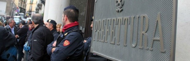 Redazione di Operai Contro, Il governo di Enrico Letta nomina ancora  Prefetti. Portandoli al record storico: 207. Il doppio delle prefetture. Una scelta, diciamo così, eccentrica. Tanto più nei giorni in cui, con lo svuotamento delle competenze, viene data ormai per fatta l’abolizione (auguri) delle Province. Dell’incremento abnorme di questa figura di altissimi dirigenti governativi introdotta per la prima volta sul territorio italiano nel 1802 con un decreto napoleonico, Gran parte dei neopromossi sono senza incarico. Senza incarico, ma con lo stipendio di prefetto, che è sensibilmente superiore a quello di viceprefetto: e questo comporta un esborso per le […]