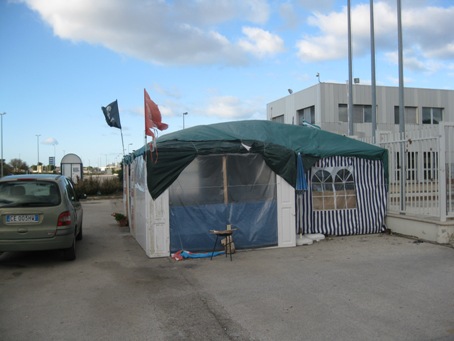 Redazione di Operai Contro Gli operai, presi per stanchezza e sfiducia in se stessi, non accettano l’accordo firmato con la multinazionale Kion “I sindacalisti ci hanno venduto per l’ultima volta e per sempre. Con noi questi mercenari al servizio dei padroni hanno finito lo sporco lavoro per il quale vengono ben pagati. È quasi una liberazione non dover avere più a che fare con questi banditi, autentici sicari che ci hanno più volte colpito vigliaccamente alle spalle. Spero solo che operai di altre fabbriche siano più bravi di noi e diano loro la lezione che meritano”. Antonio, le mani […]