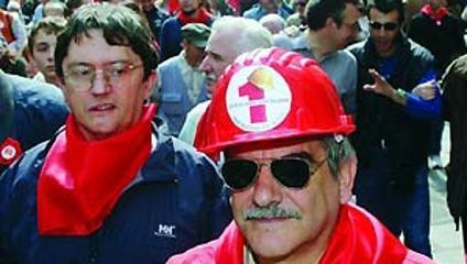 Redazione di Operai Contro, a Torino la miseria c’è e si vede. Ieri il Pd per contrastare la protesta dei forconi ha chiamato in piazza una decina di funzionari che al canto di Bella ciao e protetti da robusti cordoni di polizia proteggevano il palazzo dei ladri della regione. Sembra di essere tornati al ventennio fascista quando i carabinieri proteggevano le squadracce di Mussolini In piazza oggi sfila la processione di CGIL-CISL-UIL. I sindacati regionali, che hanno indetto la manifestazione sono costretti a protestare anche oltreché contro la legge di stabilità contro i tagli al Welfare fatti dalla Regione […]