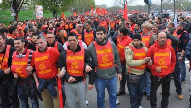 Redazione di operai Contro, Il quadro, nelle sue linee generali, è abbastanza chiaro: oltre 150 tavoli di crisi nazionali che però sono solo la punta dell’iceberg di una crisi dirompente. La cassa integrazione sfiora le 990 milioni di ore nei primi undici mesi del 2013 e questo significa che almeno 520mila persone sono relegate a casa a zero ore e con stipendi da circa 800 euro (i lavoratori coinvolti, però, considerando le riduzioni parziali sono più di 1 milione). Un salasso che la Cgil ha stimato in 3,8 miliardi l’anno. Quei 500mila vanno aggiunti ai 3 milioni in cerca di occupazione registrati dall’Istata ottobre 2013. La situazione delle tante crisi […]