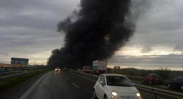 Redazione di Operai Contro, La Terra dei fuochi continua a bruciare. Non bastano nuove leggi, non servono gli appelli, non aiutano le rassicurazioni delle istituzioni, non c’è tregua nemmeno alla vigilia di Natale. I tweet della rabbia e le foto di denuncia su facebook non lasciano scampo. I comitati documentano tutto: è un tempo contromano e infelice quello del Natale 2013, scandito non dal rintocco delle ore, ma da ogni nuovo incendio segnalato direttamente da chi respira l’aria appestata. La Terra dei fuochi è un abisso, dove il fondo non è mai un arrivo, sempre una nuova partenza. E […]