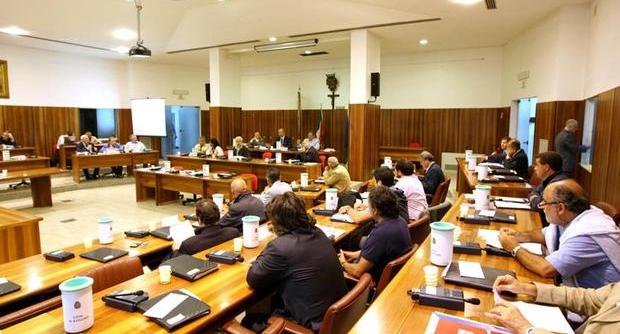 Redazione di Operai Contro, i cittadini e gli operai sono essperati. Politici e amministratori comunali rubano e chiedono sacrifici A Centola alla fine la rabbia è esplosa. La discussione dei punti all’ordine del giorno è passata in secondo piano, dinanzi all’animata protesta di un gruppo di cittadini. Prima è esplosa la rabbia di una decina di famiglie di Centola Palinuro in attesa da oltre un anno dei finanziamenti regionali per i fitti, poi la disperazione di un operaio addetto alla raccolta rifiuti senza stipendio da mesi. L’operaio al culmine della esasperazione si è scagliato prima contro il sindaco Carmelo […]