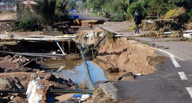Redazione di Operai Contro, condivido il seguente articolo Non chiamatela emergenza. É la condizione abituale per 6 milioni di italiani che vivono in zone adalto rischio idrogeologico. Altri 22 milioni convivono con un rischio medio. Sì, anche noi che scriviamo, voi che ci state leggendo potremmo trovarci in una zona a rischio. E non facciamo gli scongiuri, sono cinquant’anni che andiamo avanti così e si è dimostrato che la scaramanzia non serve. Servirebbero bonifiche, opere di contenimento. E non altro cemento o dighe e porticcioli alle foci dei fiumi, che invece piacciono ai nostri politici e amministratori. Basterebbe che si […]