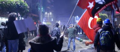 Redazione di Operai Contro, l’Italia è peggiore della Turchia. In Turchia i ministri che rubano sono costretti a dimettersi. In Italia il parlamento è pieno di ladri e amici dei padroni La giornata di Natale è stata convulsa per il governo turco e si è aperta con le triple dimissioni del ministro dell’Economia Zafer Caglayan, del ministro dell’Interno Muammer Guler e di quello dell’Ambiente e Urbanizzazione Erdogan Bayraktar. Tutti hanno lasciato l’incarico dopo che i loro figli sono finiti in manette in una `tangentopoli´ legata a licenze edilizie in aree urbane che finora ha portato all’arresto di oltre 50 […]