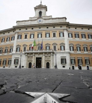 Redazione di Operai Contro, dopo l’insignificante processione di Torino, oggi CGIL-CISL-UIL tornano in piazza, con un presidio davanti a Palazzo Chigi,  Alla manifestazione, cominciata alle 9,30 in piazza Montecitorio, partecipano i segretari generali di Cgil, Cisl e Uil Susanna Camusso, Raffaele Bonanni e Luigi Angeletti. I sindacati chiederanno la riduzione delle tasse sul lavoro. Miliardi per i padroni e meno di 200 euro l’anno per gli operai Un operaio di Torino