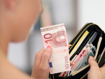 Redazione di Operai Contro, Letta ci ha promesso nel 2014 la ripresa. Intanto il governo Letta ci stanga ancora Ecco gli aumenti del 2014 Alimentazione (+5%) 327 euro Trasporti (Treni e servizi locali) 81 euro Servizi bancari + mutui + bolli + tasse 61 euro Carburanti (comprese accise regionali) 108 euro Derivati del Petrolio, detersivi, plastiche 118 euro Assicurazione auto (+5%) 53 euro Tariffe autostradali (+3%) 57 euro Tariffe gas -55 euro Tariffe elettricità + 0,7% Tariffe acqua (+5-6%) 22 euro Iuc (Tari-Tasi-Differenziale Imu) 195 euro Riscaldamento(+4%) 44 euro Addizionali territoriali 156 euro Scuola (mense-libri) 74 euro Tariffe professionali-artigianali 116 euro Tariffe postali 48 euro Totale 1.384 euro Una stangata da 1384 euro a […]