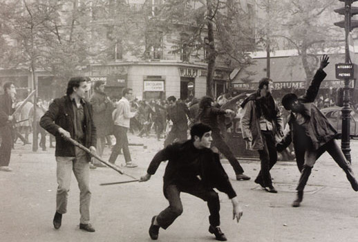 Redazione di Operai Contro, A Nichelino, monta la rabbia di una cittadina diventata grande all’ombra della Fiat: tra i manifestanti studenti, disoccupati e commercianti. Il sindaco del paese nell’hinterland torinese, denuncia che il comune è stato circondato per due giorni I padroni e i politici devono iniziare ad avere paura: gli operai scendono in piazza a protestare. Nichelino il quartiere dormitorio degli operai della FIAT di Rivalta si sveglia Gli operai di tutte le città hanno  qualcuno da seguire. Facciamo vedere i sorci verdi ai padroni, al Pd di Letta, agli amministratori e ai fascistelli che li hanno protetti […]