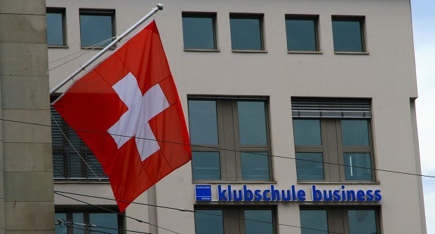 Redazione di Operai Contro, Letta è per la sanatoria Niente  carcere e sanzioni ridotte per chi denuncia i capitali ancora detenuti all’estero. Il governo Letta conferma le linee guida della sanatoria trapelate nei mesi scorsi e punta anche alla legge di Stabilità per renderla operativa. I dettagli sono contenuti in una bozza di emendamento dell’esecutivo alla manovra secondo il quale  l’autore delle violazioni, per aderire alla sanatoria, dovrà indicare spontaneamente all’amministrazione finanziaria “tutti gli investimenti e tutte le attività di natura finanziaria costituiti o detenuti all’estero, anche indirettamente o per interposta persona”. Ai fini pratici è opportuno sottolineare che a beneficiare della possibilità di rientro dovrebbero essere soprattutto i […]