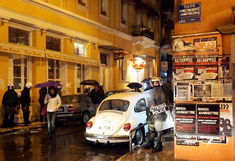 Redazione di Operai Contro, A causa della crisi economica che ormai da sei anni perdura in Grecia, migliaia di automobilisti stanno facendo la fila in questi giorni davanti agli sportelli degli uffici della motorizzazione o del fisco per riconsegnare le targhe dei loro veicoli ed evitare così di pagare la costosa tassa di circolazione per l’anno prossimo. Le Tv greche dedicano molto spazio alla vicenda e trasmettono le immagini delle persone in fila con le targhe in mano che ammettono davanti alle telecamere di non potersi più permettere di pagare alcune centinaia di euro di tassa sull’auto. Imposta che […]