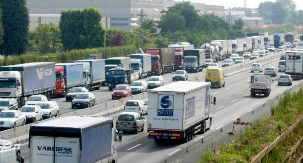 Redazione di Operai Contro, inizieranno alle 22 i blocchi stradali in 96 presidi in tutta Italia . La mobilitazione del 9 dicembre “Fermiamo l’Italia” è partita, sulla scia delMovimento dei Forconi , da alcuni esponenti di categorie sociali in rotta con le loro rappresentanze sindacali e politiche ufficiali. Una manifestazione indetta contro l’austerity e a favore del “popolo massacrato dalla crisi” e “per cacciare il governo, anzi per rovesciare il regime oligarchico” Basta con le processioni i della Cgil, Cisl e Uil. Alla manifestazione partecipano anche lavoratori precari e giovani disoccupati, “Su questa manifestazione non deve esserci alcun ‘cappello’ politico, né di destra né di sinistra. No a tricolori o bandiere di partito”. […]