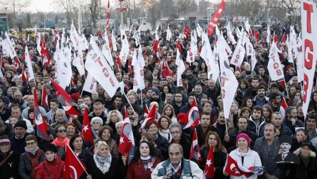 Redazione di Operai Contro, i politici sono dei ladri al servizio dei padroni in qualsiasi paese. Un’inchiesta «Mani pulite»scuote la Turchia. 52 persone sono state arrestate e tra loro i figli di alcuni ministri, poi amministratori locali e Suleyman Aslan, direttore generale della banca pubblica Halbank. Tutti vicini al partito islamico Akp del premier Recep Erdogan. L’inchiesta, ovviamente, rischia di avere un forte impatto sul governo, già sotto tiro per la dura repressione contro i dimostranti al Gezi Park. Messo nell’angolo, l’esecutivo ha reagito colpendo chi ha osato indagare: 37 alti dirigenti della polizia sono stati sollevati dall’incarico «per […]