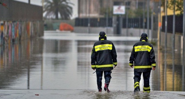 Redazione di Operai Contro, padroni e politici hanno rubato e rubano da molti anni. Appena piove iniziano gli allagamenti e gli assassinii di stato Il territorio italiano se lo sono mangiato La colpa non è del maltempo ma dei padroni e dei loro politici Un operaio Allerta in Sardegna e Basilicata, evacuazioni in Abruzzo e un deragliamento di un treno in Puglia. Il maltempo continua a provocare danni e disagi. Ieri il maltempo a ha fatto anche una vittima a Roma: un  motociclista è stata colpito da un albero lungo via Colombo. Scuole chiuse anche a Caserta e in alcuni comuni pugliesi. Come in Calabria da ieri colpita da […]