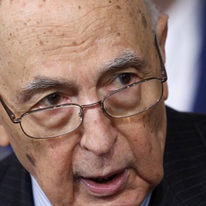 Redazione di Operai Contro, la disoccupazione e la miseria ci faranno diventare cattivi. Noi operai siamo stanchi   di lamentarci a vuoto. Meno male che c’è Napolitano che ci impedisce di fare errori – Il presidente della Repubblica invita tutti a tenere alta l’attenzione sulle minacce all’ordine democratico in un periodo in cui il grande disagio sociale rischia di riaprire spiragli a forze eversive. L’occasione per simile richiamo è una tragica ricorrenza, il 39mo anniversario della strage sul treno di Natale, il rapido 904 oggetto di un attentato il 23 dicembre 1984. (Cazzo noi pensavamo che finalmente Napolitano rivelasse […]