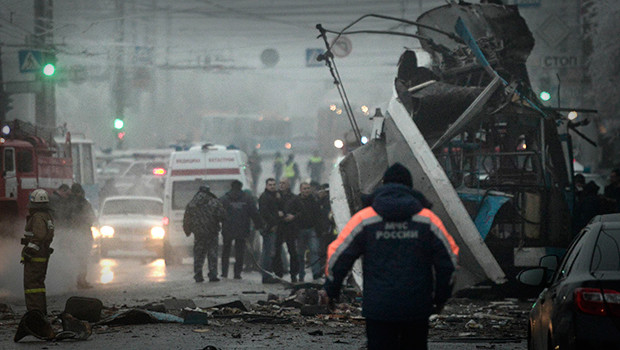 Redazione di Operai Contro, Un’altro attentato all’alba di lunedì a Volgograd, nel sud della Russia vicino al confine con il Caucaso, a poche ore dall’attentato alla stazione che ha provocato 17 vittime. La dinamica è la stessa, un kamikaze si fa esplodere, questa volta all’interno di un filobus, almeno 14 i morti e 30 i feriti gravi.   I democratici governi occidentali fanno finta di niente. Cosa potrebbero mai dire? Hanno occupato l’Iraq e l’Afghanistan e da un decennio fanno stragi della popolazione L’Africa torna sotto il tallone dei colonialisti che mascherano i loro interventi come umanitari. L’escalation degli […]