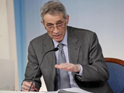 Redazione di Operai Contro, Bondi il mazziere di Riva in doppio petto chiede soldi Noi operai continuiamo a lavorare e morire in fabbrica e fuori e Bondi deve salvare il patrimonio di Riva. CGIL-CISL-UIL ci hanno tolto ogni capacità di reagire Un operaio dell’ILVA di DOMENICO PALMIOTTI TARANTO – Tre miliardi di euro. Tanto serve all’Ilva del commissario Enrico Bondi per attuare gli interventi di risanamento ambientale prescritti dall’Aia e rilanciare lo stabilimento siderurgico di Taranto con investimenti che ne accrescano l’efficienza e la competitività. Questo fabbisogno è stato prospettato ieri alle banche dallo stesso Bondi, che ha incontrato i vertici […]