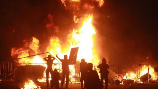 Egregio Direttore. Il Brasile non fa più gol. Il calcio non funziona più come “sfogatotio”, deterrente alla ribellione per gli strati sociali sfruttati e poveri. Lo sperpero di ingenti somme di denaro per i mondiali di calcio, programmati quest’anno in Brasile, hanno scatenato l’ira tra la gente delle favelas, che insieme agli operai e altre fasce sono tornate in piazza a manifestare, contro un sistema sociale che produce immani disuguaglianze, per garantire profitti e agiatezze agli sfruttatori ed alle loro caste. Sfruttamento, povertà e miseria non sono prodotti naturali, ma scientificamente organizzati dai padroni e i loro organi di […]