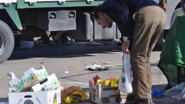 Egregio Direttore, l’ analisi della Coldiretti spiega il brusco calo dei consumi delle famiglie nel 2013, e mostra che più di due italiani su tre (68 per cento) hanno ridotto la spesa o rimandato l’acquisto di capi d’abbigliamento e oltre la metà (53 per cento) che ha detto addio a viaggi e vacanze e ai beni tecnologici e molto altro ancora. Una situazione provocata dalla recessione che – sottolinea la Coldiretti – ha fatto scendere i consumi in Italia del 9 per cento negli ultimi 5 anni, tanto da toccare nel 2013 il livello più basso dal 1997. Ad […]