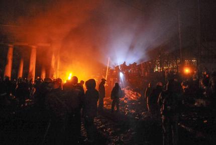 Redazione di Operai Contro, i governi occidentali e il governo russo speravano che l’opposizione parlamentare scendesse in campo ad aiutare il dittatore ucraino. Ma nonostante gli inviti di Francesco alla riconciliazione la rivolta continua I manifestanti hanno occupato il ministero della Giustizia a Kiev. I manifestanti antigovernativi hanno occupato Casa Ucraina, un grande edificio pubblico che si trova in piazza Europa, dopo averla assaltata e aver costretto circa 200 poliziotti ad abbandonare la struttura attraverso una porta laterale. Casa Ucraina è nel centro di Kiev, vicino a piazza Maidan, ed è utilizzata per mostre e conferenze. I dimostranti hanno ammassato […]