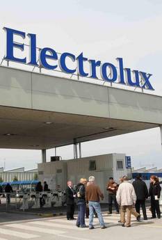 Redazione di Operai Contro, Lo stabilimento Electrolux di Forlì è da questa mattina “paralizzato” dagli scioperi articolati che, indetti dalla Rsu di fabbrica, vedono gioperai fermarsi con scioperi a scacchiera di venti minuti presidiando a oltranza la portineria e i cancelli. La minaccia dei licenziamenti e chiusure se gli operai non accetteranno di lavorare a 800 euro al mese  non ci impauriscono. Alla Electrolux di Forli una riorganizzazione della fabbrica ha portato la velocità sulle catene di montaggio dai 60 forni prodotti all’ora a 74 forni all’ora; “l’azienda richiede di alzare tale velocità a 85 pezzi all’ora e questo significa massacrare le […]