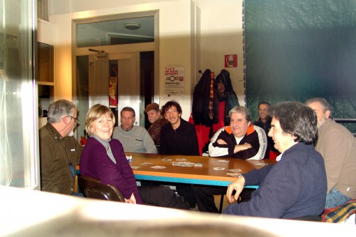 E’ passato il Natale, Capodanno ed ora arriva l’Epifania, anche se c’è poco da festeggiare e lo fanno capire chiaramente i lavoratori della Leuci, che da quasi un mese stanno presidiando lo stabilimento ininterrottamente, giorno e notte, festività comprese. Stanziati nella palazzina all’ingresso della fabbrica, i dipendenti si sono divisi l’impegno su tre turni, garantendo la presenza di almeno cinque di loro per volta. All’interno dello stanzone occupato dai lavoratori ci sono generi di conforto ed anche una partita a carte può servire ad ingannare il tempo, già troppo, passato dall’inizio della loro protesta. “Attorno al tavolo si discute, si […]