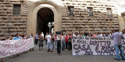 Redazione di operai contro, Cento sfratti al mese per la città di Firenze, nessuna risposta concreta dall’amministrazione. È la denuncia del Movimento lotta per la casa dopo il violento sgombero del 19 gennaio , che ha interrotto sul nascere l’occupazione di uno stabile in via dei Servi. Avevano provato così a procurarsi un tetto una decina di famiglie con bambini, italiane e straniere, famiglie normali che come tante altre non ce la fanno più a pagare l’affitto. Di fronte al silenzio delle istituzioni, spiega uno degli occupanti, soltanto il Movimento si impegna per dare una risposta, e la risposta è […]