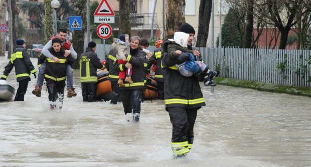 Redazione di Operai Contro, Il fiume Secchia il 19 gennaio ha rotto l’argine. L’ultimo intervento di manutenzione era stato effettuato solo poche settimane prima, il 5 dicembre scorso? Secondo il geologo paraculo, le nutrie immigrate hanno scavato l’argine in un mese. AIPO (l’Agenzia interregionale per il fiume Po) è una agenzia per gli amici dei gangster della politica. Gli alluvionati, già terremotati, dormiranno nei container allagati Un osservatore