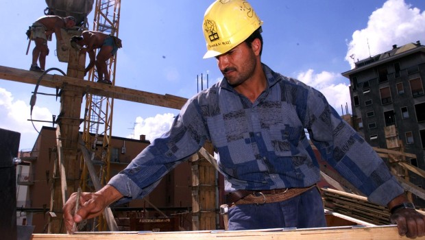 Redazione di Operai Contro, Presidio dei lavoratori della Edilcarpentieri di Casalfiumanese, questa mattina, davanti alla sede della Provincia di Bologna. L’azienda, per la seconda volta in pochi mesi, ha aperto una procedura di licenziamento collettivo per 41 dipendenti su 76 e per oggi è in programma una riunione del tavolo di salvaguardia provinciale. “Ci sono 41 famiglie che rischiano di ritrovarsi senza un’opportunità di lavoro per il futuro”, afferma Sonia Bracone, segretaria della Fillea-Cgil di Imola, prima di entrare a Palazzo Malvezzi per l’incontro. L’azienda “vuole ristrutturare lasciando a casa tutto il comparto della carpenteria – spiega la sindacalista – […]