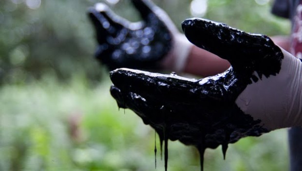 Redazione di Operai Contro, A seguire, articolo scritto dal direttore del mensile “Le Monde Diplomatique” Ignacio Ramonet sulla causa miliardaria intentata dal presidente bolivariano dell’Ecuador Rafael Correa alla multinazionale petrolifera americana CHEVRON. L’articolo in lingua originale è disponibile QUI. (Trad. Mattia Laconca) Rafael Correa ha condiviso con un gruppo di intellettuali i dettagli del conflitto vissuto dal suo Paese con Chevron Durante la sua recente visita ufficiale in Francia, il presidente dell’Ecuador Rafael Correa ha incontrato a Parigi un gruppo di intellettuali al fine di esporre una delle principali preoccupazioni del suo Paese: il conflitto che oppone le varie comunità […]