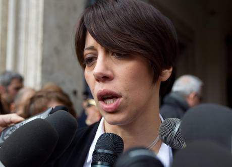 Redazione di Operai Contro, Alfano, su De Girolamo intercettazioni abusive – “Nunzia De Girolamo, che all’epoca non era neanche ministro, è stata abusivamente e a nostro avviso illecitamente intercettata”. Lo ha detto il vicepremier e ministro dell’Interno Angelino Alfano, rispondendo alla domanda di un giornalista sulla vicenda che coinvolge il ministro per le Politiche agricole Nunzia De Girolamo. ”Conosco Nunzia, è una ragazza appassionata che ha sempre lavorato con impegno e rigore, si è battuta per togliere l’Imu agricola.. sono molto indignato e scandalizzato”: così Angelino Alfano a Che tempo che fa su Raitre, a proposito del caso De Girolamo. […]