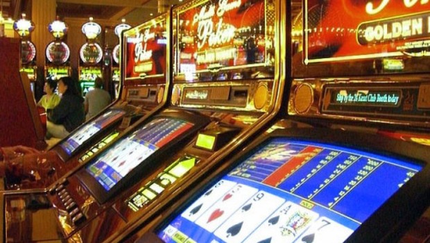 Caro Operai Contro, il governo Letta taglia i trasferimenti di denaro ai sindaci e alle regioni che si oppongono al gioco d’azzardo e ostacolano le slot maschines. Gli spot elettorali di Pd e Pdl scompaiono non appena è ora di fare cassa. E così nel decreto approvato recante misure finanziarie per gli enti locali, compare un provvedimento molto lungo e dettagliato dal punto di vista tecnico. Il testo riguarda i comuni o le regioni che emanano norme restrittive contro il gioco d’azzardo, diminuendo così le entrate dello Stato cravattaro. I trasferimenti verranno reintrodotti solo quando norme e regolamenti “scomodi” […]