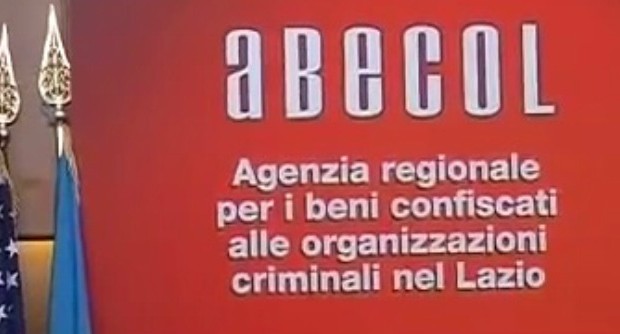 Redazione di Operai Contro, alcuni enti dello stato sono peggiori della Mafia. Basta che i padrini politici li nomino e loro si abbuffano di migliaia di euro. L’ABECOL non ha fatto nulla negli anni in cui è stata attiva (dal 2009 a oggi) e perché nel frattempo sono cambiate pure le leggi. E’ il caso dell’Abecol che si sarebbe dovuta occupare dei beni confiscati alle organizzazioni criminali nelLazio e invece passerà alla storia solo “grazie” alla relazione della Corte dei Conti con la quale la magistratura contabile ha sostanzialmente definito la Regione fallita da dieci anni. “Nella galassia di enti ed agenzie, con funzioni spesso parallele o sovrapponibili a quelle delle […]