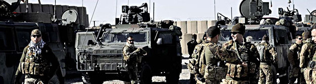 Redazione di Operai Contro, Generali e ammiragli brindano all’inizio di un nuovo anno di spese pazze in armamenti alla faccia della crisi. Nel 2014 la Difesa si prepara a spendere altri 5 miliardi di euro in cacciabombardieri, navi da guerra, blindati ed elicotteri da combattimento, cannoni, siluri, bombe, droni e satelliti spia. Impermeabili a ogni spending reviewe refrattari a qualsiasi controllo parlamentare, gli stati maggiori continuano a sentirsi intoccabili. Ma l’anno che viene potrebbe riservare loro qualche sorpresina. Il 2013 verrà ricordato come l’anno in cui il Parlamento, pungolato dall’opposizione di Sel e Cinque stelle e facendo leva su un’articolo della riforma militare del 2012, ha osato esercitare le proprie prerogative di controllo sui programmi di riarmo della Difesa. […]