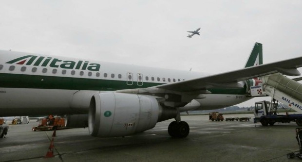 Redazione di Operai Contro, Da due giorni Alitalia ha aperto la procedura per gli ammortizzatori sociali equivalenti ai 1.900 esuberi stimati dall’ultimo piano industriale della compagnia. In pratica l’Alitalia ha avviato i licenziamenti In dettaglio la compagnia ha indicato la necessità di tagliare 280 piloti, 350 assistenti di volo, 480 assistenti di terra, 190 persone nella manutenzione e 600 negli uffici. Colannino padre licenzia Colannino figlio, del Pd, gli guarda le spalle Un dipendente Alitalia