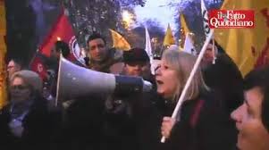 Gli inquilini delle case popolari del milanese hanno iniziato la loro protesta. Ieri si sono trovati sotto la sede di Aler Milano a far sentire tutto il malumore per gli aumenti dei canoni d’affitto già annunciati da chi gestisce il patrimonio dell’edilizia popolare. Incrementi anche di 200 euro al mese non possono essere sopportati in periodo di crisi economica e disoccupazione in continuo aumento. Si lamenta poi la scarsa manutenzione e visto il buco di Aler Milano – che è stato calcolato attorno ai350 milioni di euro – in molti si sono domandati: che fine hanno fatto i soldi? Non sono mancati così alcuni momenti di tensione, quando un gruppo di inquilini ha deciso di bloccare […]