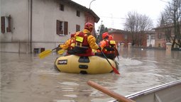 Redazione di Operai Contro, http://radio.rcdc.it/archives/maltempo-nel-modenese-600-sfollati-ce-un-disperso-131665/ http://www.youreporter.it/video_Dalla_barca_la_devastazione_di_Bomporto_completamente_sommerso MODENA: BASTIGLIA SOTT’ ACQUA, BOMPORTO INVASO IL CENTRO STORICO SOTTO 2 METRI D’ACQUA. MA DOVE SONO I SOCCORRITORI DI STATO? SOLO VOLONTARI DELLA PROTEZIONE CIVILE AL LAVORO DI POSAGGIO DEI SACCHI DI SABBIA, COME IN UNA TRINCEA DI GUERRA. DOPO IL TERREMOTO, L’ALLUVIONE ,  CONTINUANO I DISASTRI, MA NON E’ DESTINO, E’ LA MANO DEL CAPITALE. OCCORRE RICORDARE A TUTTI, IN PARTICOLARE A CHI DECLAMA (SMEMORATO?) DALLE ISTITUZIONI, UNA QUESTIONE: PROPRIO ADIACENTE ALLA ZONA CANALETTO SONO STATI EFFETTUATI DA TRENITALIA I LAVORI PER IL RADDOPPIO FERROVIARIO DELLA TAV, CON RISARCIMENTI PER I “COLTIVATORI DIRETTI” […]