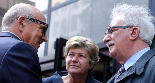 Redazione di operai Contro, chiamate i dirigenti sindacali di CGIL-CISL.UIL sindacalisti mazzettari. D’accordo prendono le mazzette, ma vivono da nababbi perchè sono pagati dai padroni e dallo stato dei padroni. Vivono da nababbi come i parlamentari, godono dei rimborsi, hanno stipendi da favola. Operai dobbiamo cacciarli.  CGIL-CISL-UIL rappresentano i padroni t’invio un articolo Un operaio molti credono che i sindacati siano finanziati dalle quote dei propri iscritti. Nelle pieghe di bilanci – che per quanto riguarda le categorie o i comitati regionali non sono consultabili – si possono scoprire invece altre voci, diverse da quelle relative alle tessere degli iscritti. Voci […]