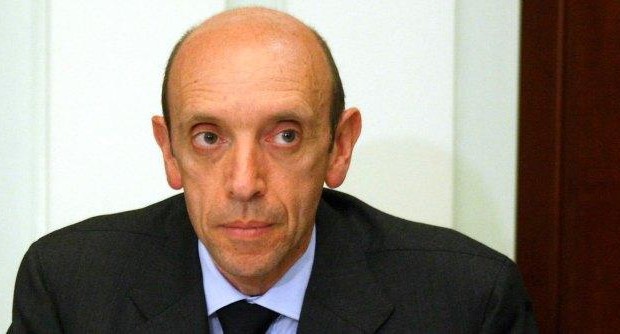 Redazione d Operai Contro, il presidente dell’INPS se ne fotte dei pensionati a 500 euro al mese. Mastropasqua che non si sa come è divenuto un plurimilionario si abbuffa anche con i rimborsi ? Cartelle cliniche truccate per gonfiare i rimborsi, all’ospedale Israelitico di Roma diretto da Antonio Mastrapasqua. Il presidente dell’Inps, che ha all’attivo 25 incarichi. Mastropasqua è indagato dalla procura di Roma per la sua attività da direttore generale nell’ospedale della Capitale. Lo anticipa il quotidiano La Repubblica, che quantifica in 12.164, le schede di dismissione “taroccate” alla regione Lazio per ottenere “13,8 milioni di euro di rimborsi non dovuti”, a cui si sommano “71,3 […]