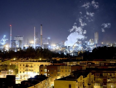 Redazione di Operai contro, all’ILVA di taranto Riva, con la complicità del governo, continua ad ammazzarci. T’invio un articolo della Gazzetta del mezzogiorno. Mimmo Mazza scrive molto meglio del sottoscritto un operaio dell’ILVA di MIMMO MAZZA TARANTO – Impianti – quelli funzionanti – tirati al massimo. Anomale accensioni delle torce della acciaieria non per questioni di sicurezza o di emergenza ma unicamente per la combustione di gas di scarto, con un automatismo ancora legato al ciclo produttivo. Emissioni diffuse, in diverse aree, in assenza di impianti per l’abbattimento delle polveri e dei fumi derivanti dal taglio dei materiali ferrosi […]