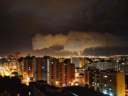 Redazione di Operai Contro, il mazziere di Riva, Archinà, pagava e paga tutti i partiti e gli amministratori locali . L’ARPA è una agenzia governativa al soldo dell’ILVA T’invio un buon articolo della Gazzetta del Mezzogiorno di GIACOMO RIZZO TARANTO – Il cielo disegnava la fabbrica delle nuvole, ma era solo un fenomeno dovuto all’umidità secondo l’Ilva. I fumi che il giorno di capodanno si confondevano con le nuvole, creando un inquietante effetto scenico, non erano nocivi. Così dice l’azienda. «Nello stabilimento – viene spiegato nella nota che replica all’allarme lanciato da Peacelink – non risultano essersi riscontrati eventi […]