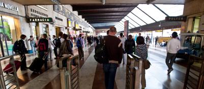 Redazione di Operai Contro, il codice del buffone Renzi ha previsto tutto, anche la ripresa dell’uccisione degli operai Una motrice in manovra è deragliata stanotte alla stazione Santa Maria Novella di Firenze mentre si stava formando un treno e ha travolto un operaio. Fabrizio Fabbri, 34 anni, dipendente delle Ferrovie, è morto sul colpo. Lascia la moglie e un figlio piccolo. Fabbri aveva funzioni di pilotaggio e manovra e secondo i compagni di lavoro era molto esperto e prudente. L’incidente è accaduto dopo mezzanotte al binario numero due dove era in formazione un convoglio. Un ferroviere