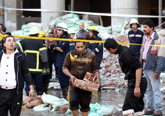 Redazione di Operai Contro, dopo il colpo di stato dei militari fedeli a Mubarak e il fallimento delle elezioni della nuova costituzione in Egitto si rafforza la lotta dei Partigiani. I padroni egiziani e quelli occidentali hanno poco da essere allegri Le forze di sicurezza sono in stato di massima allerta alla vigilia del terzo anniversario della rivolta contro Hosni Mubarak. E’ massima allerta al Cairo, tre le esplosioni. Le misure di sicurezza sono state massicciamente rafforzate all’aeroporto internazionale della capitale, al ministero dell’Interno, in tutto il distretto di Giza, davanti alle ambasciate britannica e statunitense – che ha […]