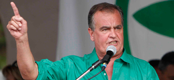 Redazione di Operai Contro, Il Pd è un partito razzista Il Pd, insieme a Fi, Ncd, Lega Nord e Autonomie, nella Giunta per le immunità del Senato ha votato contro la richiesta del magistrato di procedere per istigazione razziale contro il leghista Roberto Calderoli che aveva definito “orango” l’ex ministroCécile Kyenge. Il capo dei razzisti è il gangster Matteo Renzi Il leghista  Calderoli in un comizio a Treviglio il 13 luglio 2013 aveva detto: “Quando vedo la Kyenge penso a un orango”. “La condanna politica resta”, si è giustificato il capogruppo Pd in giunta Giuseppe Cucca, “però non ci […]