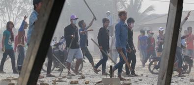 Redazione di operai Contro, a Phnom Penh continua la repressione della polizia contro gli operai tessili. Sabato 4 morti, decine di feriti e centinaia di arresti. La polizia è al servizio dei padroni Cambogiani e dei padroni occidentali.   Gli operai tessili chiedono il raddoppiamento del salario minimo . Si parla di paghe da fame, che si aggirano in media intorno agli 80 dollari al mese. Misura della nuova durezza del governo nei confronti delle proteste è stata una dichiarazione di ieri del ministero della Difesa, diffusa dopo la notizia dei quattro morti. Ha dichiarato che l’esercito intraprenderà ogni azione […]