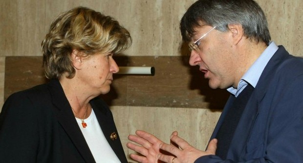 Caro Operai Contro, il giorno dopo l’accordo con Cisl e Uil che mette una gabbia al rinnovo dei contratti di lavoro, la Camusso dice di rivolere l’art. 18. In qualità di segretario generale della Cgil, ha lanciato una campagna per un referendum abrogativo del Jobs act ed il ripristino dell’articolo 18 con la giusta causa nel licenziamento, più una sua estensione alle forme di lavoro che prima ne erano escluse. La Camusso che con la Cgil è stata immobile come una statua quando Renzi tagliava l’art. 18, ora lancia l’idea che si possa riacciuffarlo attraverso un referendum, con il […]