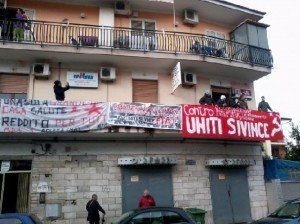 Redazione di Operai Contro, Giugno 2010 – Gennaio 2014…cosa sia cambiato alla Fiat di Pomigliano sembrano saperlo solo Marchionne ed i sindacati firmatari degli accordi…per gli operai in cassaintegrazione, o per quelli trasferiti nel reparto “confine” di Nola, anche loro a zero ore, permangono, ancora per un po’, gli ammortizzatori sociali, mentre le chiacchiere sul loro futuro rimangono chiacchiere…e basta. Certo l’amministratore delegato, venuto dal Canada, può attendere, dall’alto dei suoi 48 milioni di euro di retribuzione annua…così come possono essere pazienti quelli che dicono di rappresentare i lavoratori, dietro alle scrivanie sindacali, capaci di firmare qualsiasi cosa…tanto ciò […]