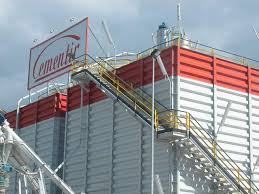 Redazione di operai Contro, nei giorni scorsi avete dato notizia dei 23 licenziamenti alla Cementir di Arquata Scrivia e dei 260 esuberi alivello nazionale. I sindacalisti di Arquata Scrivia esultano e dichiarano di aver risolto il problema. L’accordo, stipuilato al solito tavolo, prevede che dieci dei 23 lavoratori licenziati saranno assunti dalla società Betonir entro il prossimo 15 marzo ( da vedere se è vero); Dei restanti 13 lavoratori, cinque saranno assunti dal consorzio Cociv, mentre per gli altri la stessa Cociv si impegna – con la collaborazione delle parti sociali e delle istituzioni che attiveranno adeguati piani formativi […]